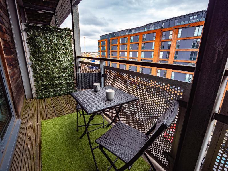 Central Birmingham Apartment - Balcony & Netflix - image 12