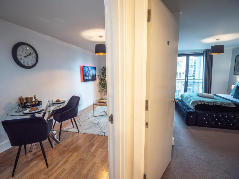 Central Birmingham Apartment - Balcony & Netflix - image 15