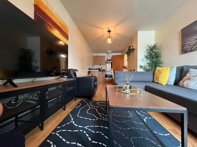 Central Birmingham Apartment - Balcony & Netflix - image 10