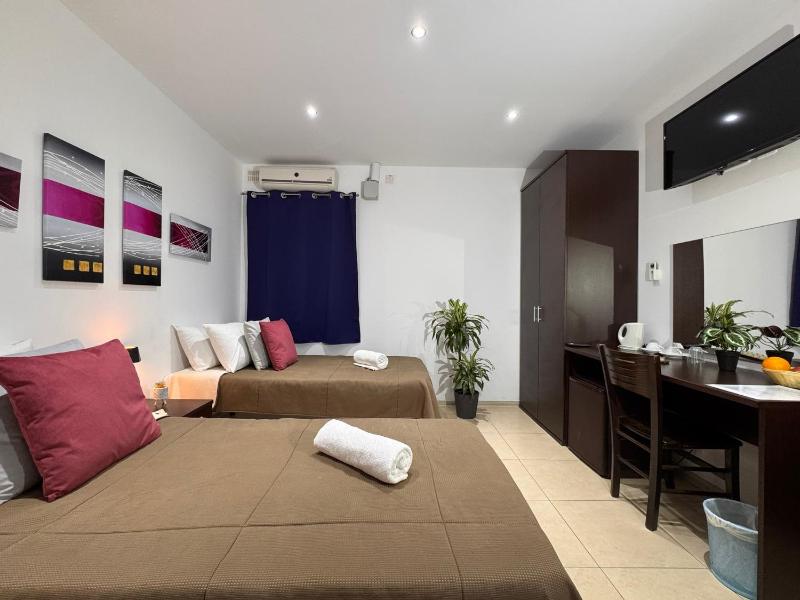 Standard Twin Room image 1