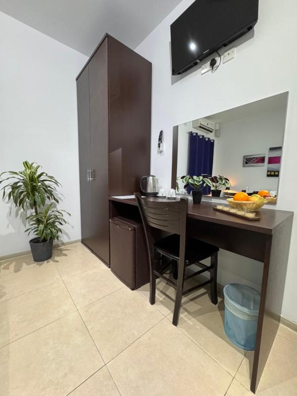 Standard Twin Room with Balcony image 2