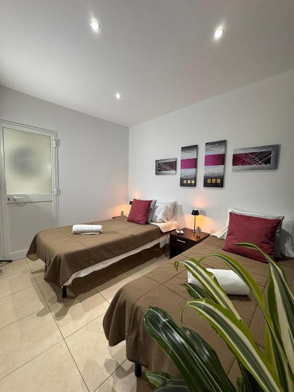Standard Twin Room with Balcony image 4