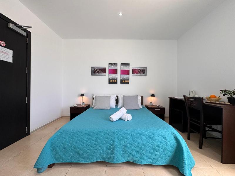 Triple Room with Balcony image 2