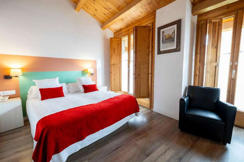 Deluxe Double Room with Bath image 2