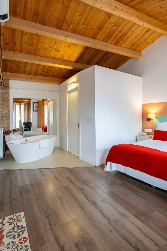 Deluxe Double Room with Bath image 3