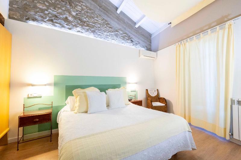 Standard Double Room image 4