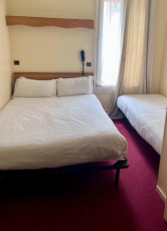 Twin Room image 3