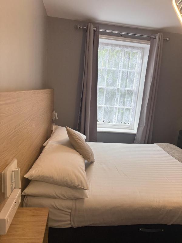 Budget Double Room image 2