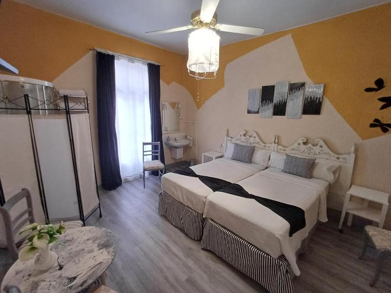 Twin Room with Shower and Shared Bathroom image 1