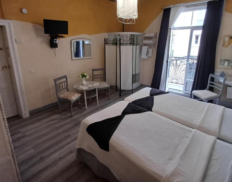 Twin Room with Shower and Shared Bathroom image 4