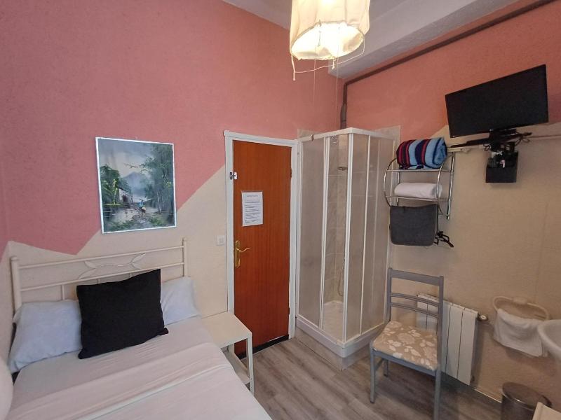 Single Room with Shower and Shared Bathroom image 2