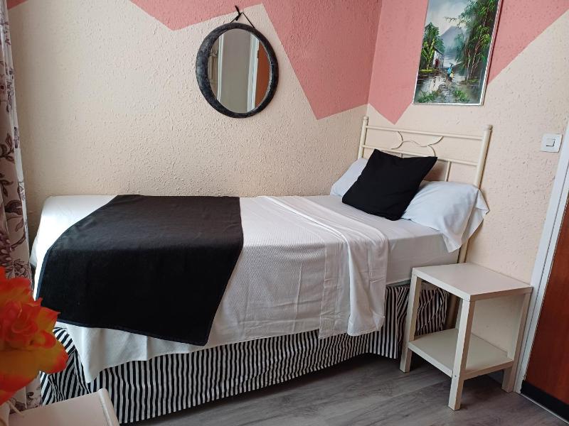 Single Room with Shower and Shared Bathroom image 1