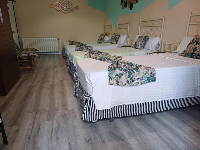 Quadruple Room with Shared Bathroom image 3