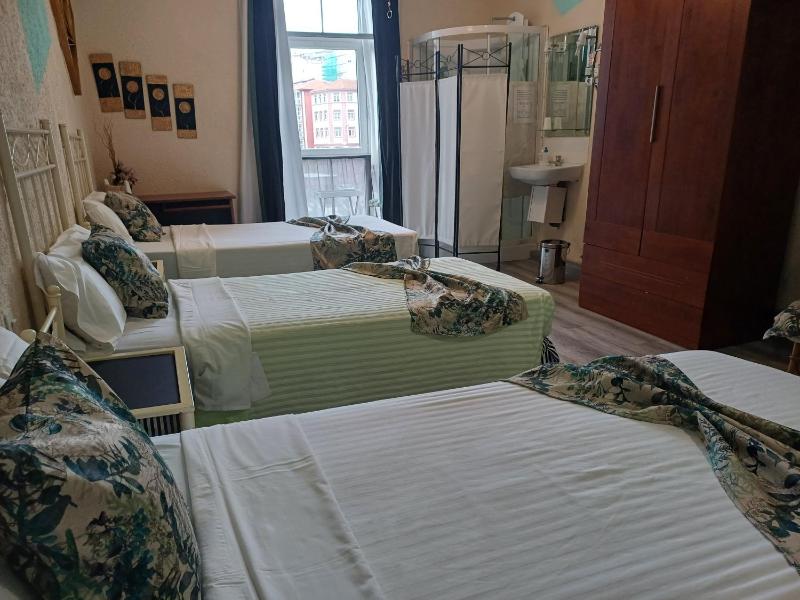 Quadruple Room with Shared Bathroom image 2
