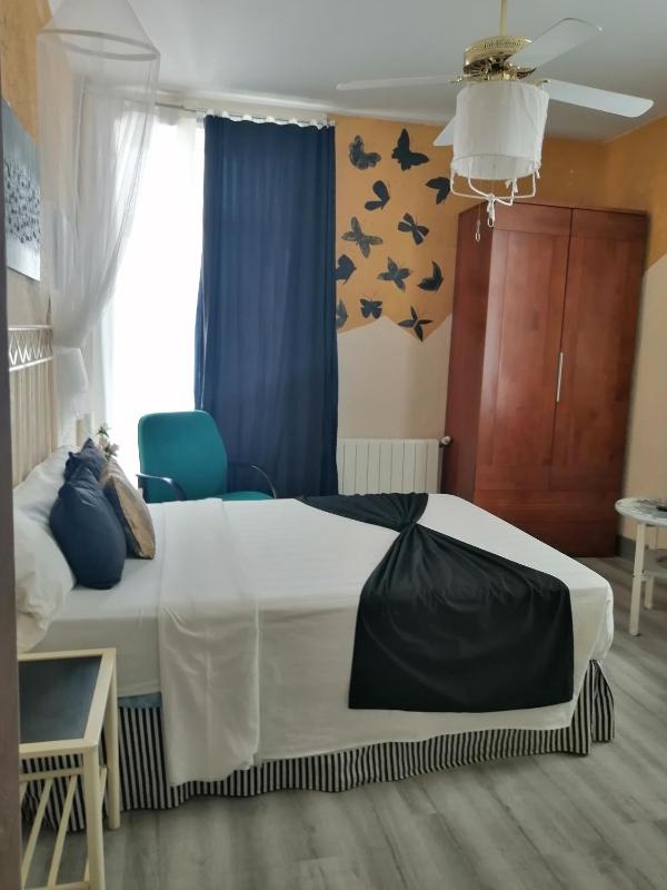 Double Room with Shower and shared Bathroom image 4