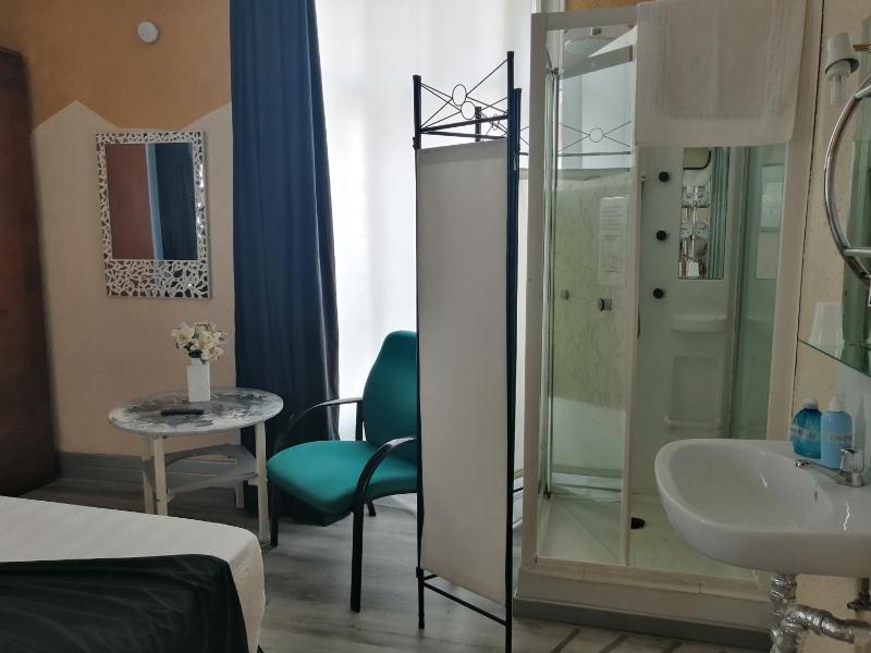 Double Room with Shower and shared Bathroom image 3