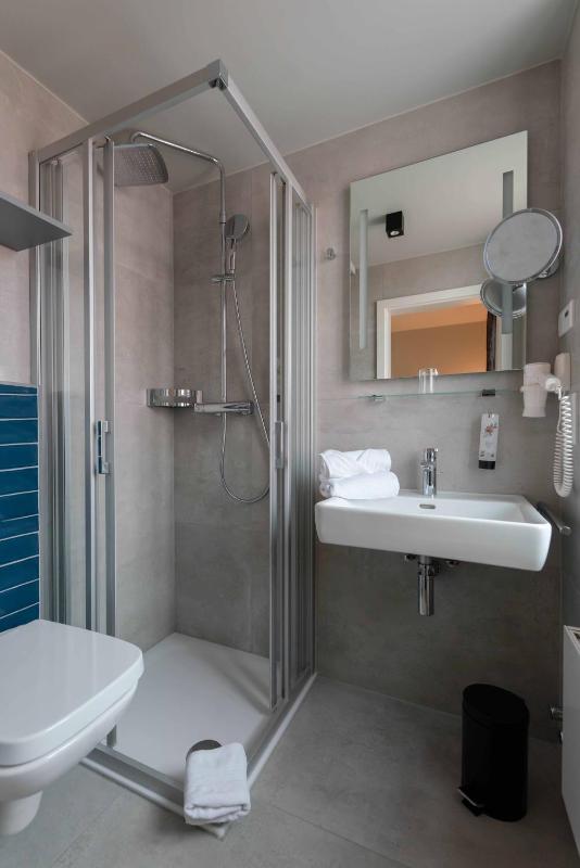 Single Room image 3