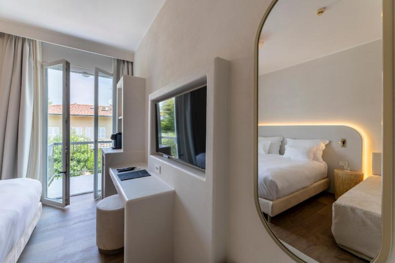 Hi Hotels Sirmione - Heated Lakeview Pool - image 14