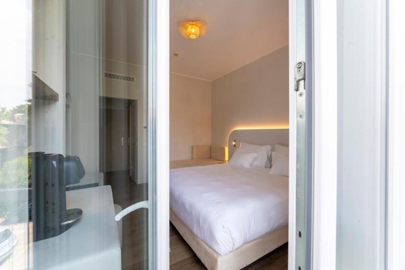 Hi Hotels Sirmione - Heated Lakeview Pool - image 15