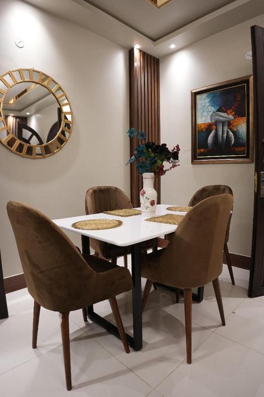Modern 2BR near Clifton Sea View 5min Netflix Parking - image 10