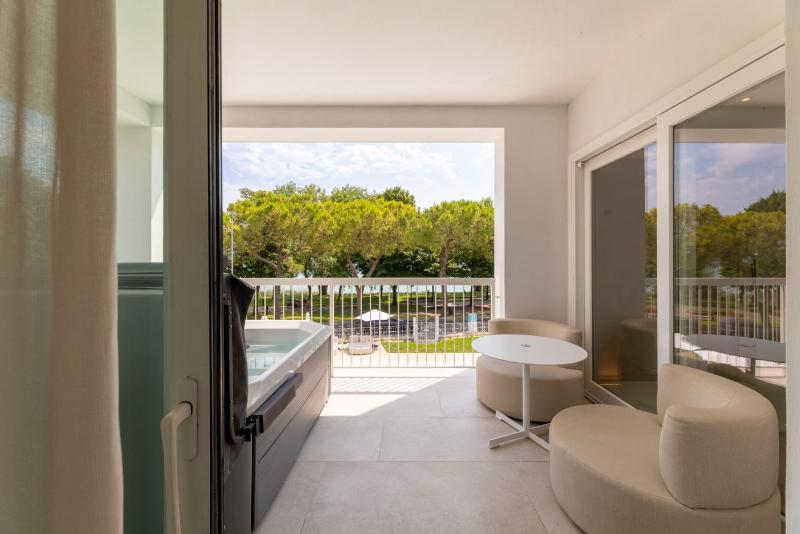 Hi Hotels Sirmione - Heated Lakeview Pool - image 12