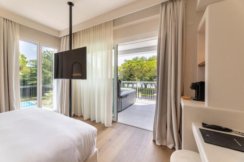 Junior Suite with Private Pool image 4