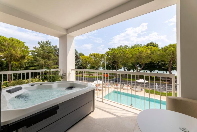 Junior Suite with Private Pool image 2