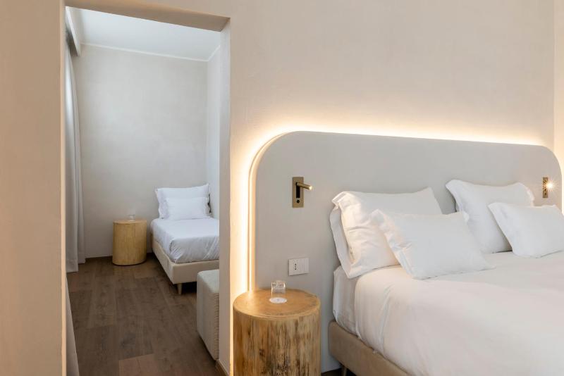 Deluxe Triple Room image 3