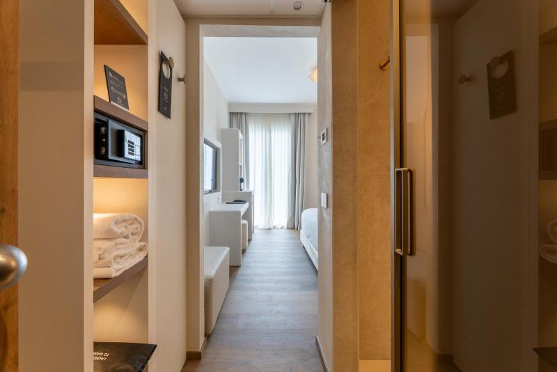 Deluxe Triple Room image 2