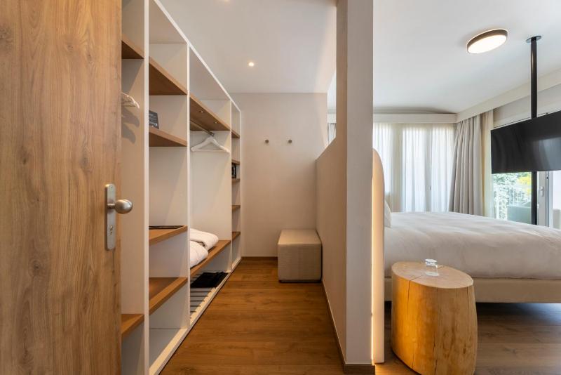 Queen Suite with Spa Bath image 2
