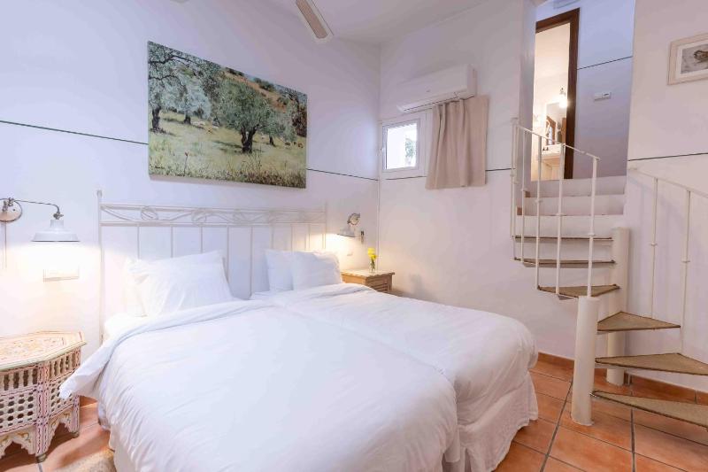 Superior Twin Room image 1