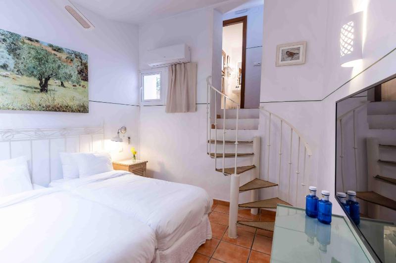 Superior Twin Room image 3