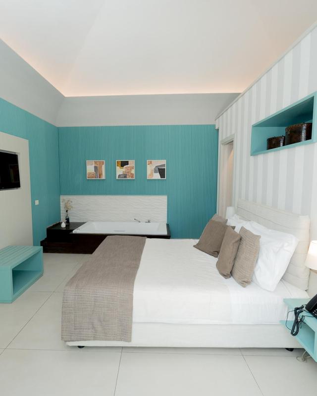 Deluxe Suite with Spa Bath image 4