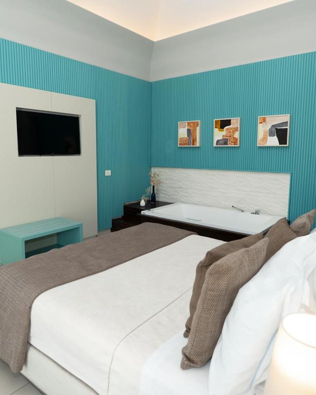 Deluxe Suite with Spa Bath image 2
