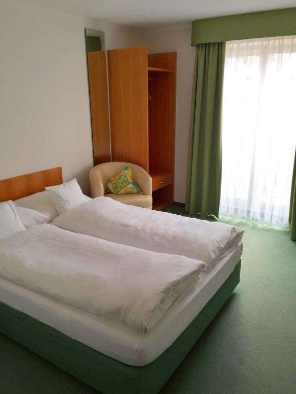 Standard Room with Queen Size Bed image 4