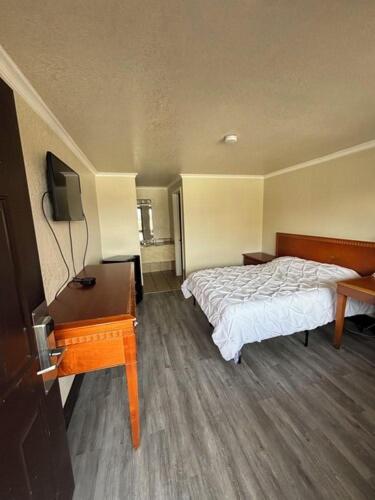 Standard Queen Room image 2