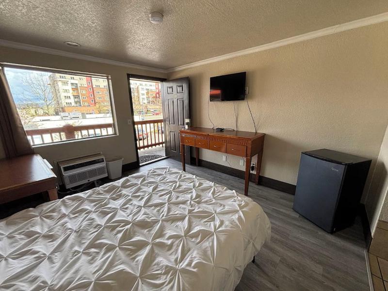Standard Queen Room image 4