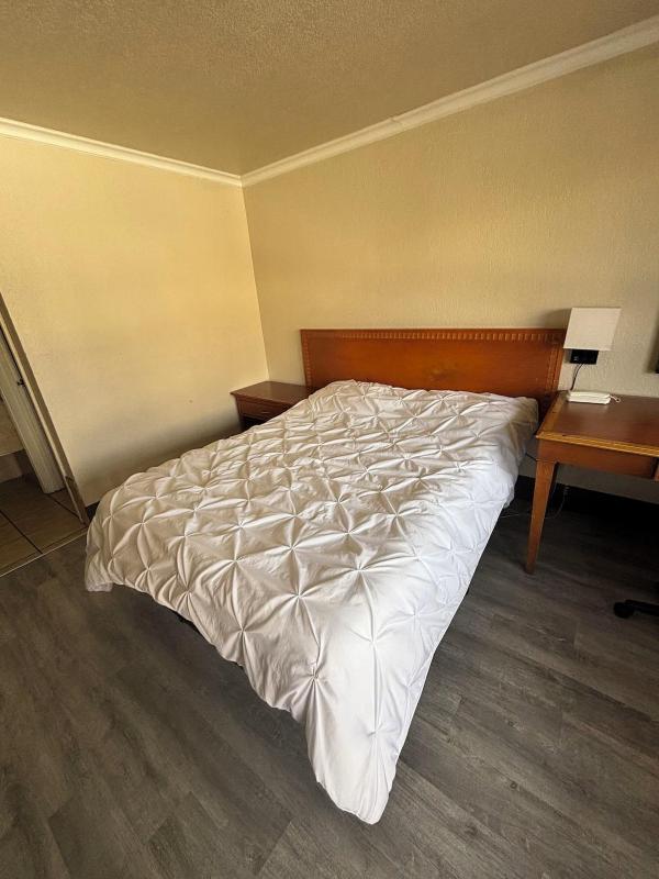 Standard Queen Room image 3