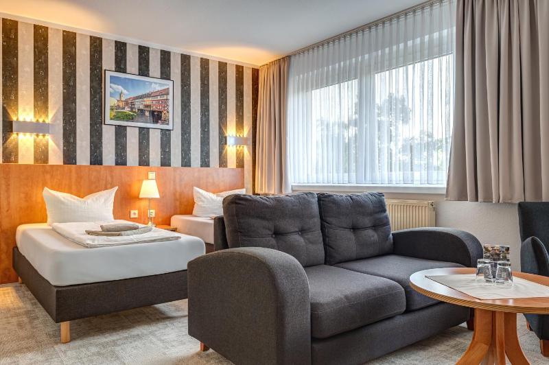 Standard Twin Room image 1