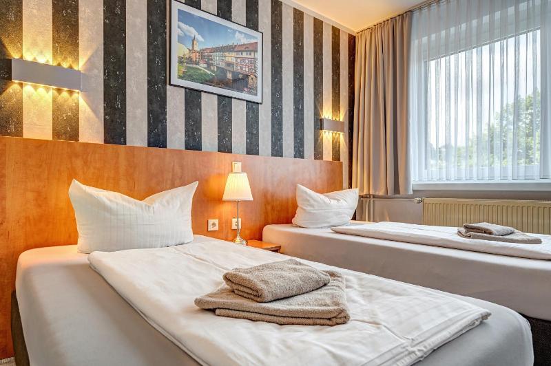 Standard Twin Room image 4