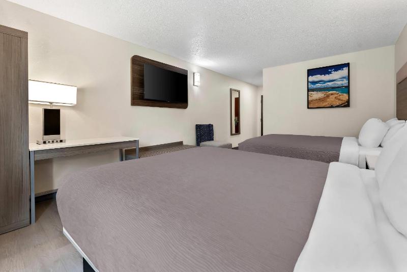 Queen Room with Two Queen Beds - Non-Smoking image 3