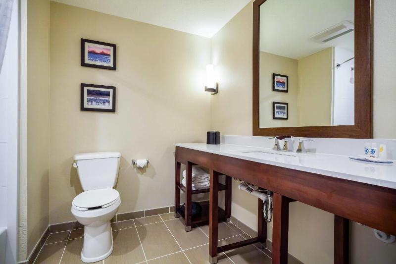 Queen Suite with Two Queen Beds and Sofa Bed - Non-Smoking image 2