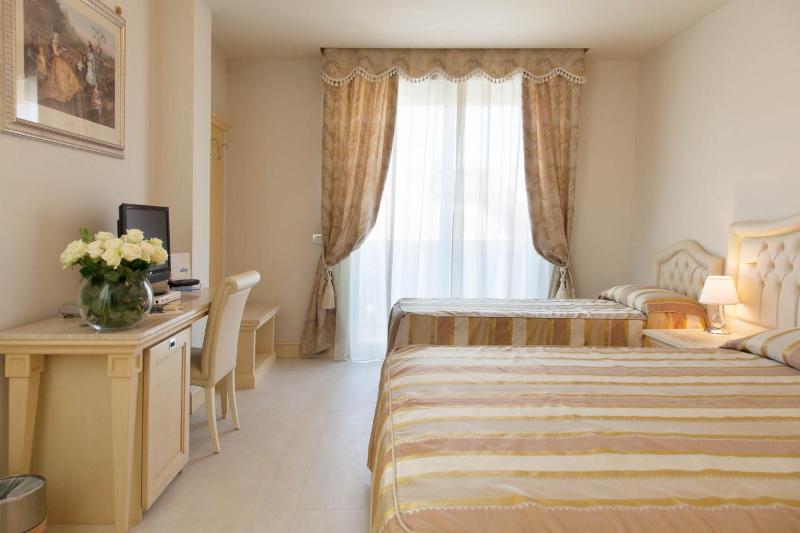 Classic Large Room with Balcony image 2