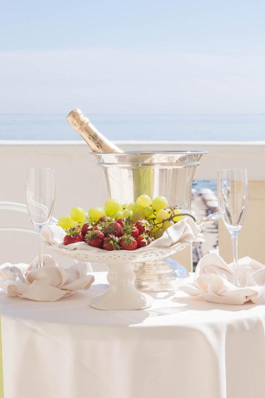 Superior Double or Twin Room with Sea View image 2