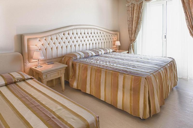 Classic Large Room with Balcony image 3