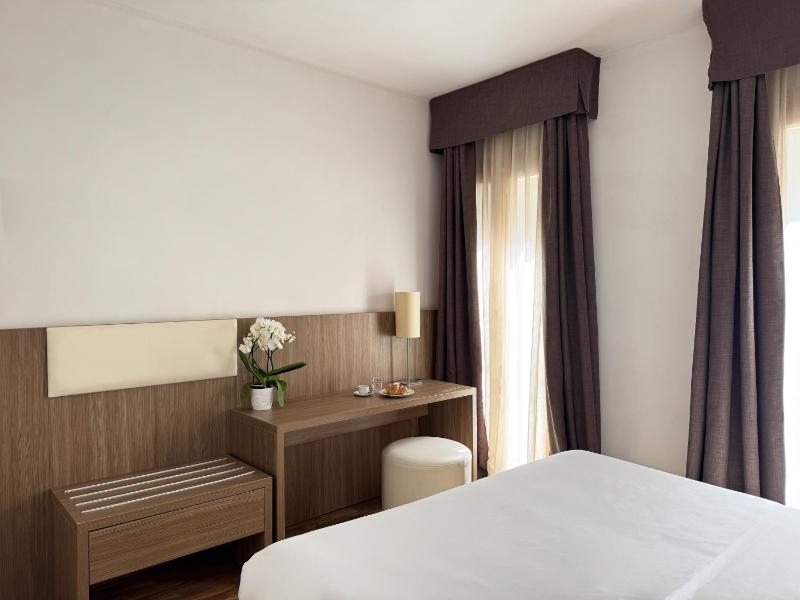 Double or Twin Room image 4
