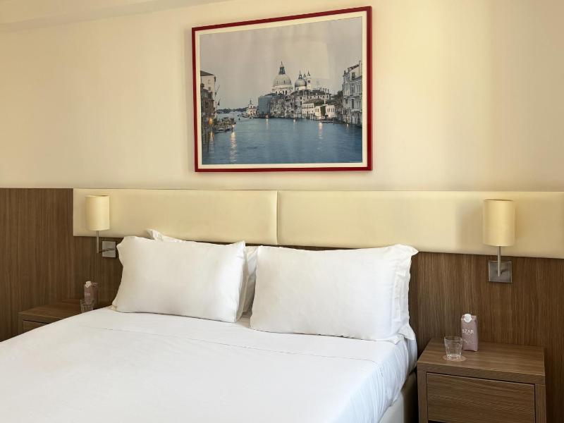 Double or Twin Room image 3