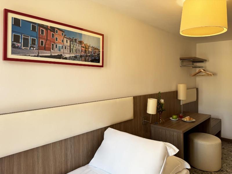 Single Room image 3