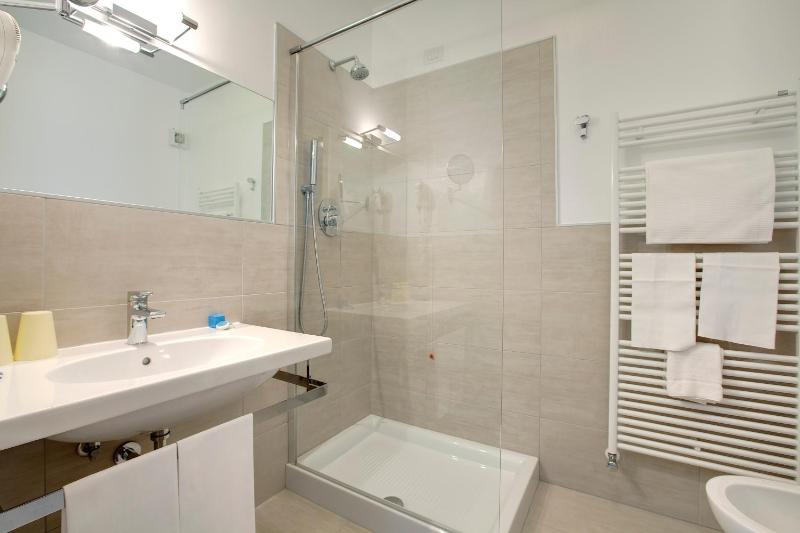 Double Room with Lake View image 3