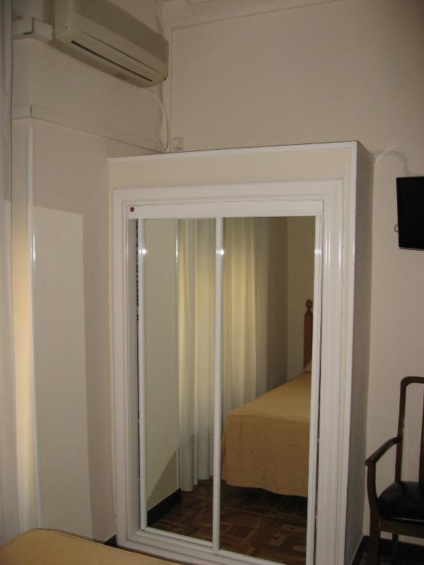 Single Room image 2